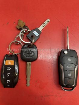 duplicate car key with remote control 