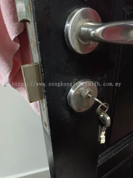 installation door lock, replace door lock 