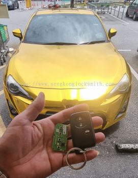 duplicate car key with remote control 