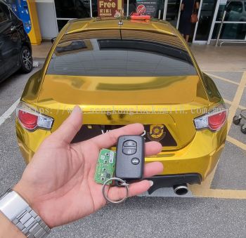 duplicate car key with remote control 