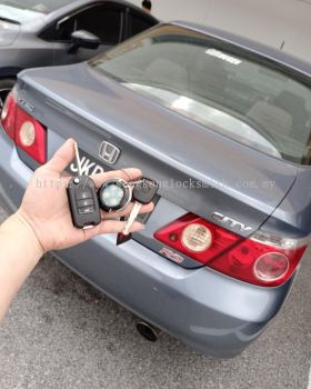 Professional locksmith duplicating car key remote