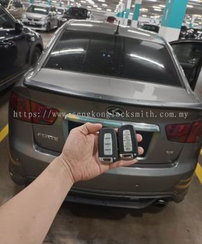 Professional locksmith duplicating car key remote