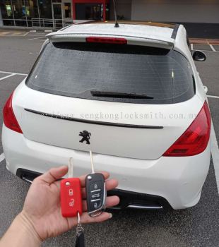 Professional locksmith duplicating car key remote