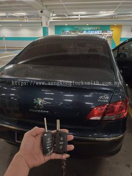 Professional locksmith duplicating car key remote