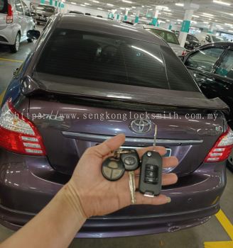 Professional locksmith duplicating car key remote