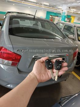 Professional locksmith duplicating car key remote