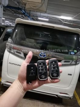 Professional locksmith duplicating car key remote