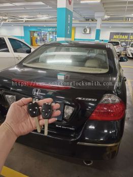 Professional locksmith duplicating car key remote