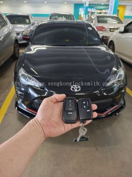 Professional locksmith duplicating car key remote