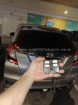 Professional locksmith duplicating car key remote