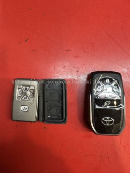 Professional locksmith replace car remote control case