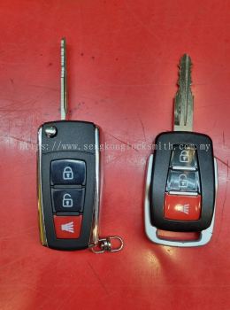 Professional locksmith replace car remote control case