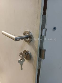 installation door lock 