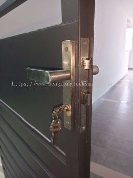 installation grill door lock 