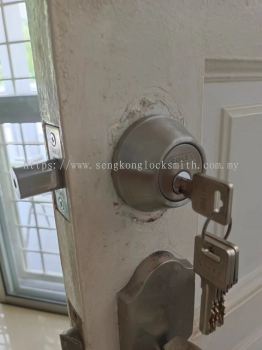 door lock installation 