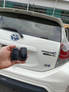 duplicate Toyota Prius C car key controller 