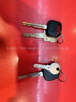 duplicate Toyota car key and break lock key 