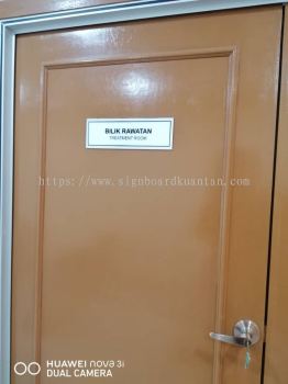 DOOR SIGANGE ACRYLIC SIGNAGE AT KUANTAN PAHANG MALAYSIA