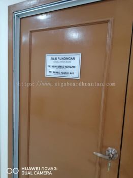 DOOR SIGANGE ACRYLIC SIGNAGE AT KUANTAN PAHANG MALAYSIA