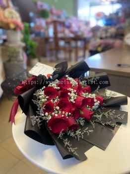 HB 42-12  Pcs Red Roses 