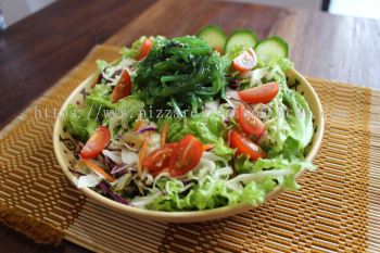 Fresh Salad with Wakame in Sesame Dressing