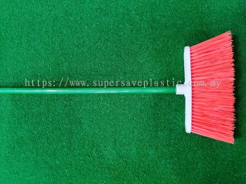 XB8805SW BROOM WITH 4FT WOOD HANDLE