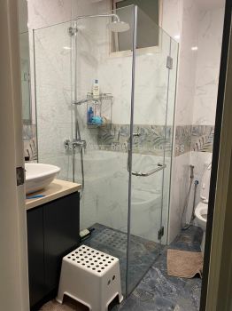 Modern L-Shape Shower Glass for Stylish Bathroom Doors 