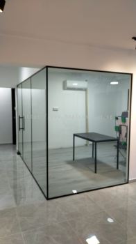 Sleek Glass Door & Panel Set: Modernize Your Office Space with Elegance and Transparency