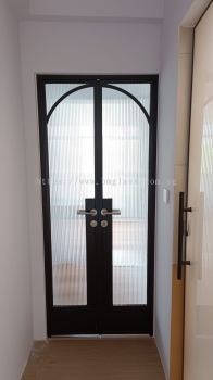 Elegance and Privacy Combined: Round Glass Door with Reeded Tempered Glass