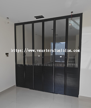 FOLDING DOOR WITH LOUVERS