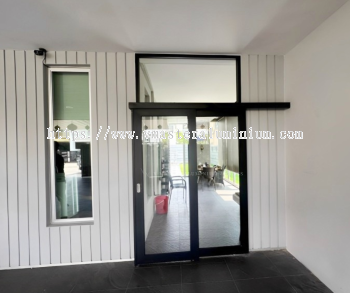 HANGING DOOR WITH FIXED GLASS AT IMPIAN HEIGHTS SKUDAI