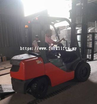 TOYOTA 8FD30 Diesel Forklift with 4000mm Normal Mast rent to Seri Cheeding, Jenjarom in short-term basis