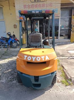 TOYOTA 7FD25 Diesel Forklift with 4300mm Container Full Free Mast rent to telok gong in Short-term basis