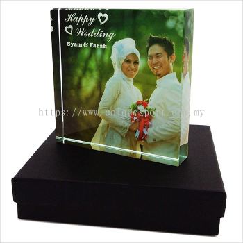 8152 - CYSTAL PAPER WEIGHT