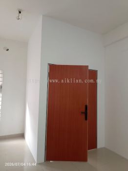 SWING DOOR