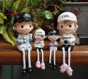 Modern Family Home Decoration PC1247-31000 Fresh college style resin modern couple desktop hanging doll home decoration ornaments graduation gift