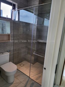 Swing door shower screen