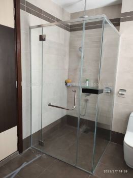 Swing door shower screen