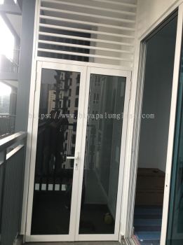 Swing door