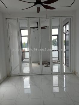 Trackless Folding Door