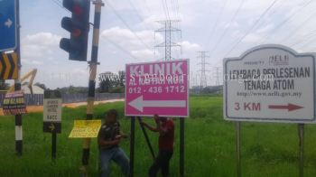 klinik Al raffah nur Road signage signboard at dengkil Kuala Lumpur