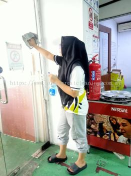 Entrance Glass & Door Frame Cleaning