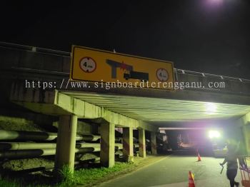 HIP REFLECT JKR ROAD SIGNAGE SIGNBOARD AT KEMAMAN TERENGGANU MALAYSIA