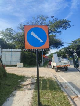 ARROW SIGN JKR ROAD SIGNAGE HIGHWAY SIGNS AT CHUKAI KERTEH KEMAMAN TERENGGANU MALAYSIA