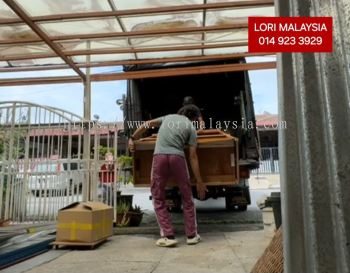 LORI BUANG BARANG AYER MOLEK