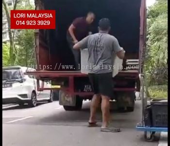 LORI ANGKAT BARANG BANDAR MENJALARA