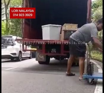 LORI ANGKAT BARANG BANDAR TENGGARA