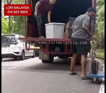LORI ANGKAT BARANG BATANG BERJUNTAI