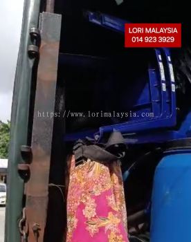 LORI ANGKAT BARANG PANTAI REMIS