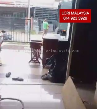 LORI ANGKAT BARANG SUNGAI DUA